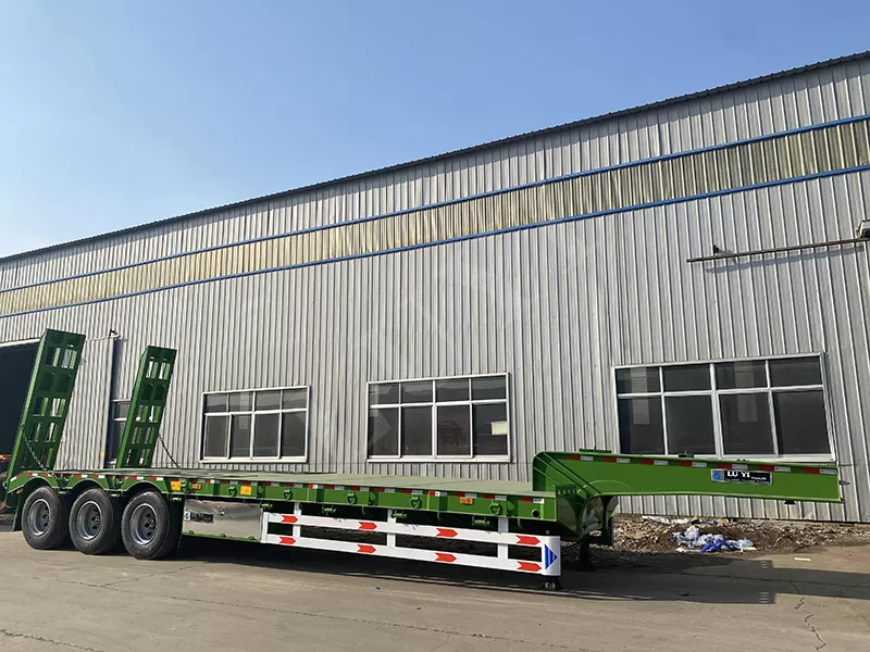 What Is the Difference Between a Flatbed Trailer and a Low Bed Trailer?